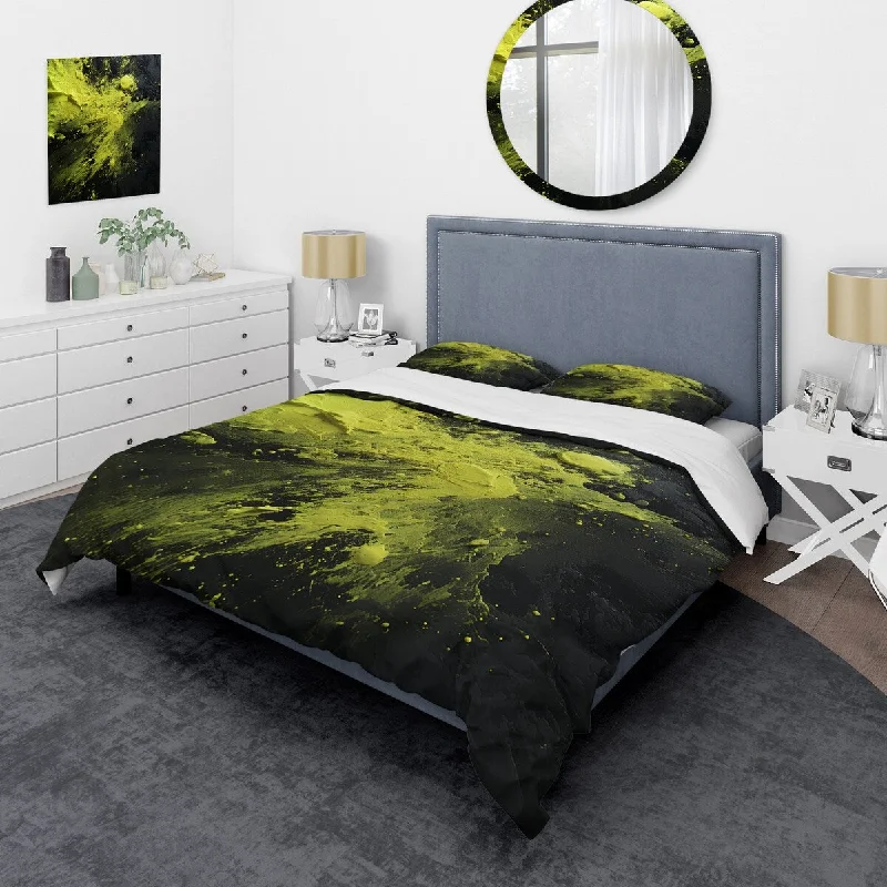 Designart "Green Spiral Neon Fusion 4" Abstract Collages Bedding Cover Set - Traditional Bed Set with Shams