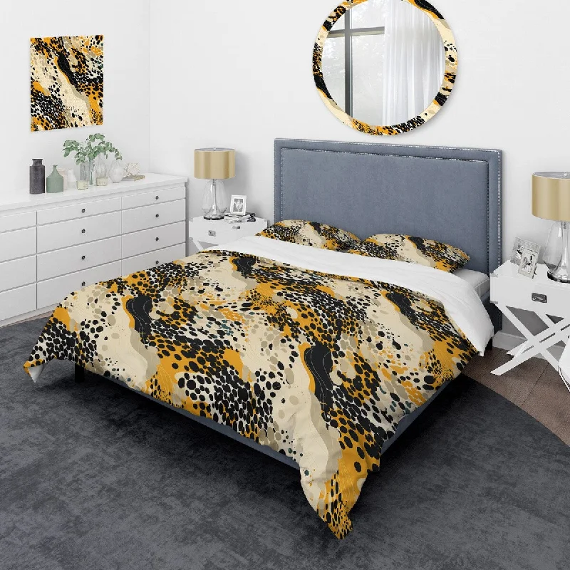 Designart "Urban Exotica Orange And Black Abstract Pattern" Black modern bedding set with shams