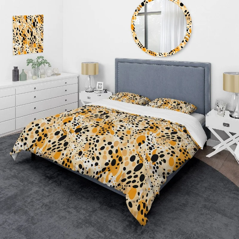 Designart "Yellow And Black Wild Cheetah Print IV" Black Modern Bedding Cover Set With 2 Shams