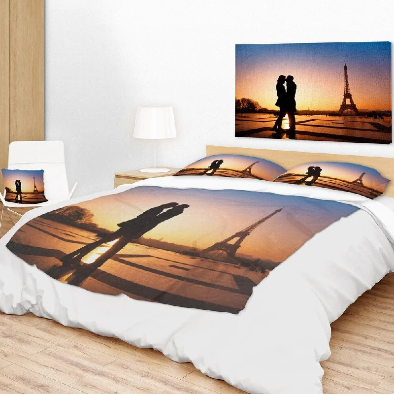 Designart 'Eiffel with Kissing Couple' Landscape Photo Throw Blanket