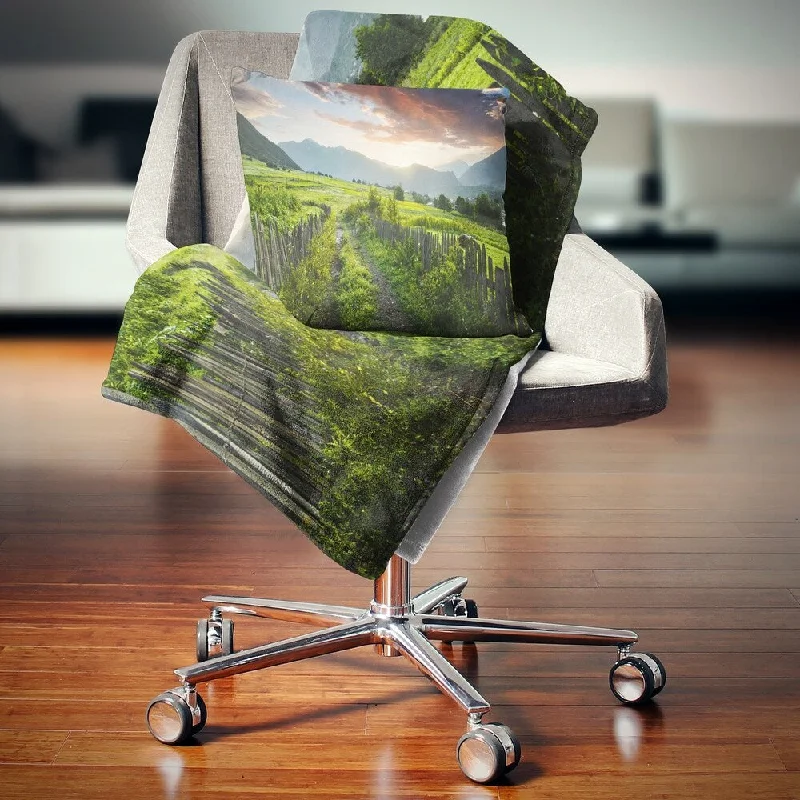 Designart 'Green Georgian Mountain Valley' Landscape Fleece Throw Blanket