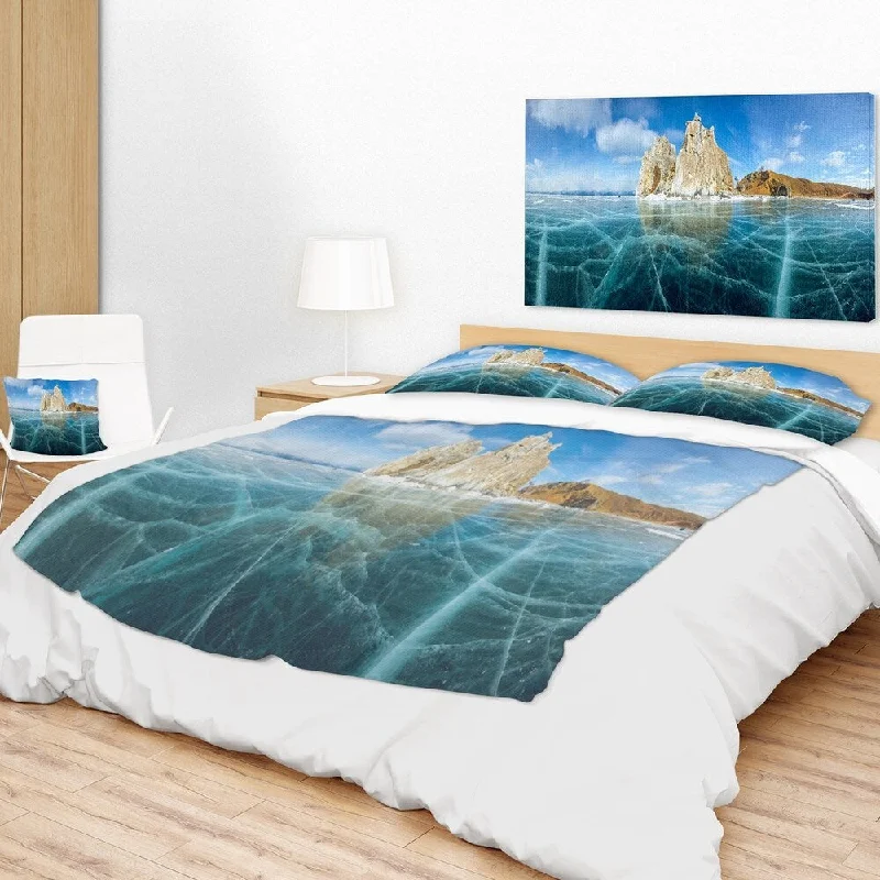 Designart 'Lake Baikal Ice and Rocks Panorama' Seascape Throw Blanket