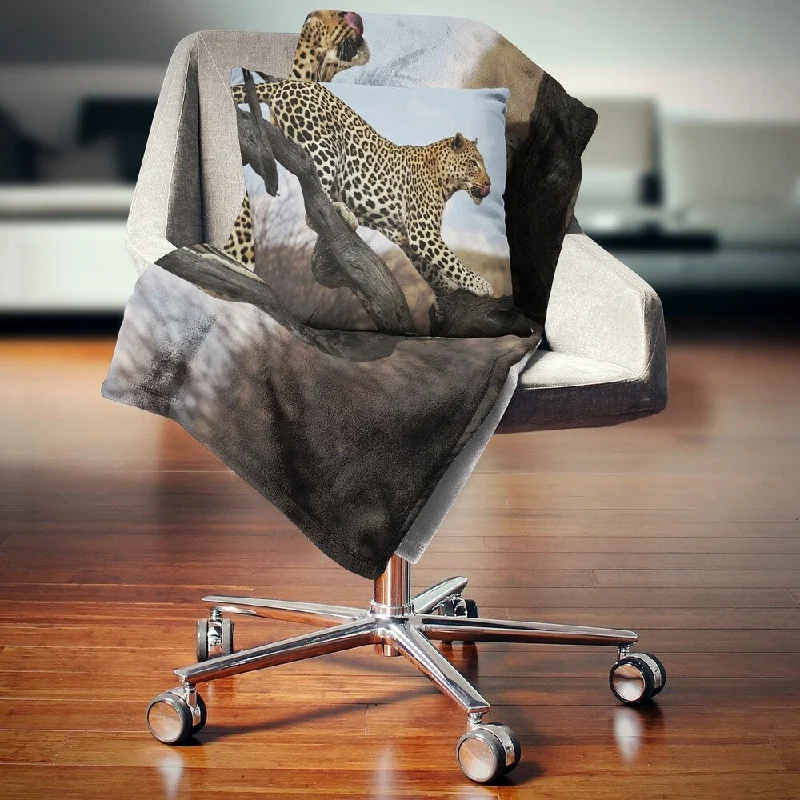 Designart 'Leopard Walking on Tree' African Throw Blanket