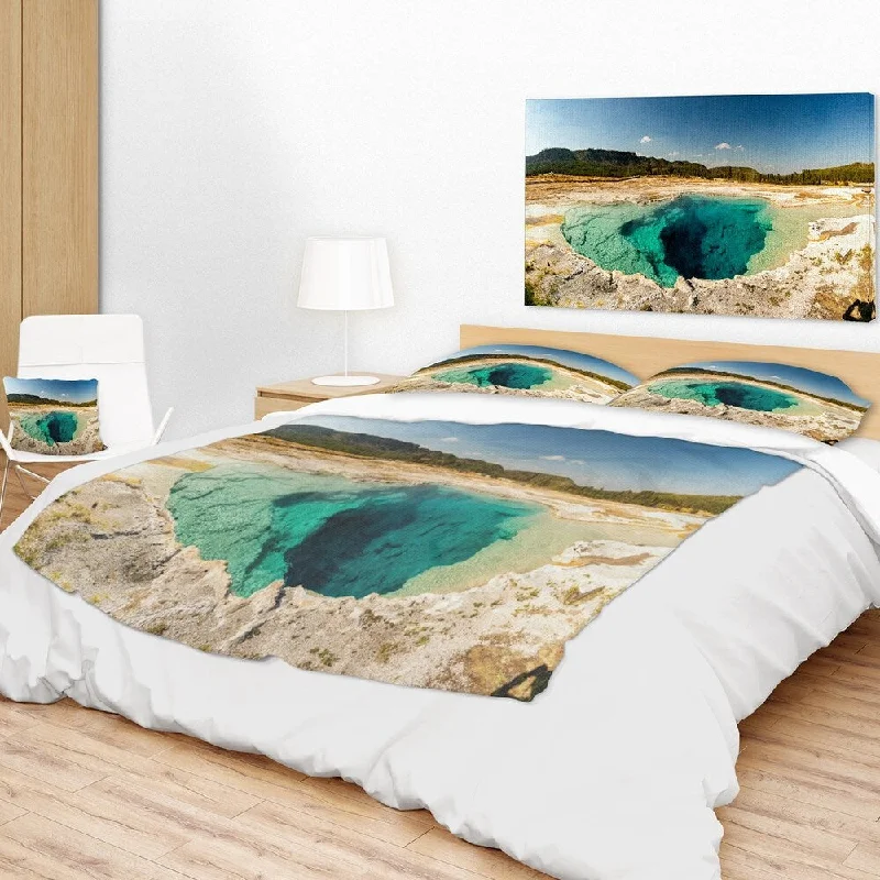 Designart 'Yellow Stone Pool Panorama' Landscape Fleece Throw Blanket